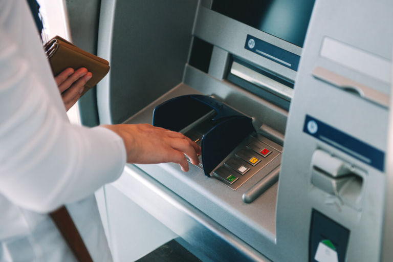 Perché è importante igienizzare pos e bancomat?
